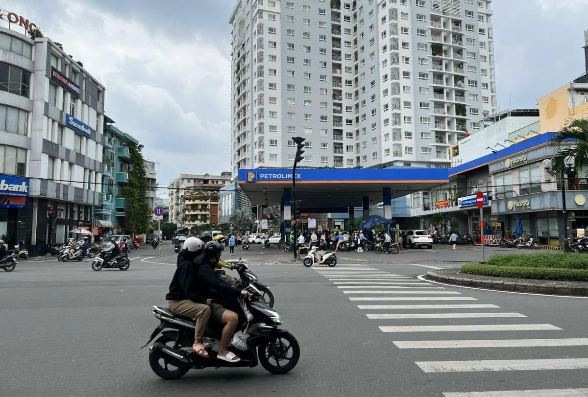 tphcm-tieu-thu-6-7-trieu-lit-xang-dau-moi-ngay-du-nguon-hang-cung-cap-cho-nguoi-dan-20221012203250-2196.jpg
