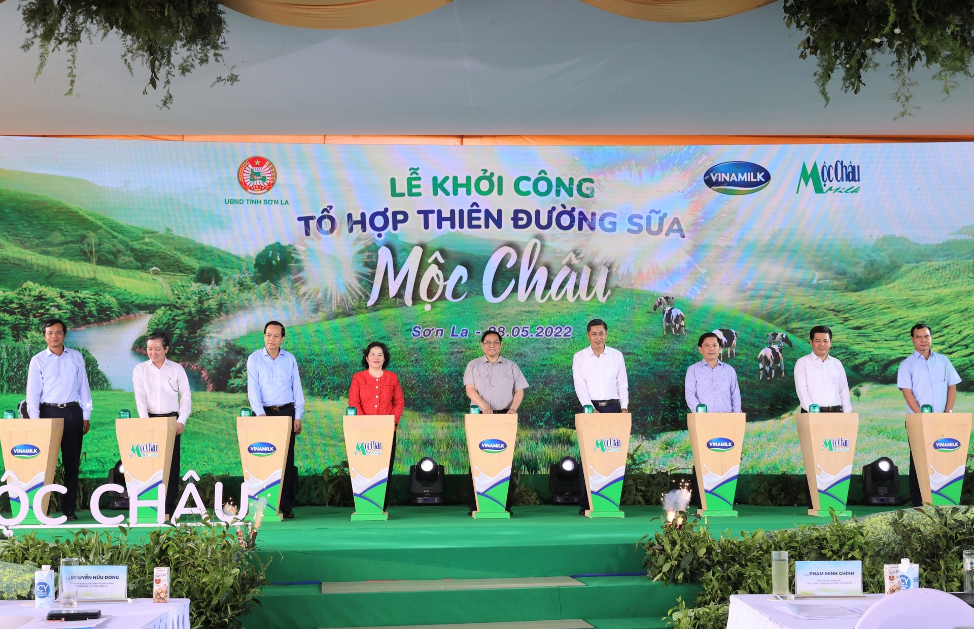 vinamilk-tiep-tuc-dan-dau-top-10-thuong-hieu-manh-viet-nam-ceo-mai-kieu-lien-duoc-vinh-danh-doanh-nhan-xuat-sac-2022-20221012202759-7675.png