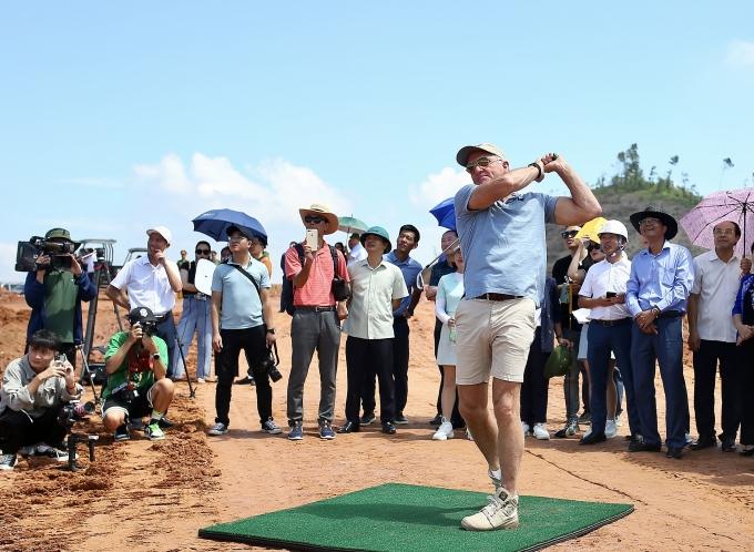 cu-swing-dau-tien-cua-huyen-thoai-greg-norman-tai-san-golf-van-lang-empire-20221005105242-6335.jpg