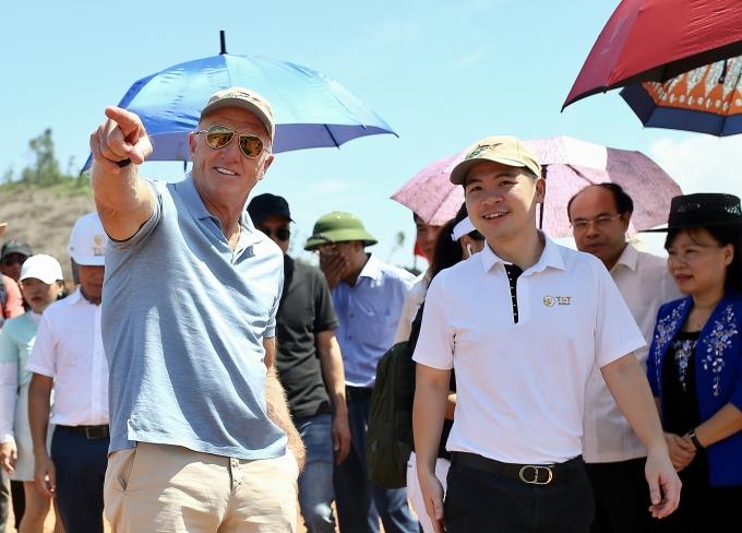 cu-swing-dau-tien-cua-huyen-thoai-greg-norman-tai-san-golf-van-lang-empire-20221005105249-4202.jpg