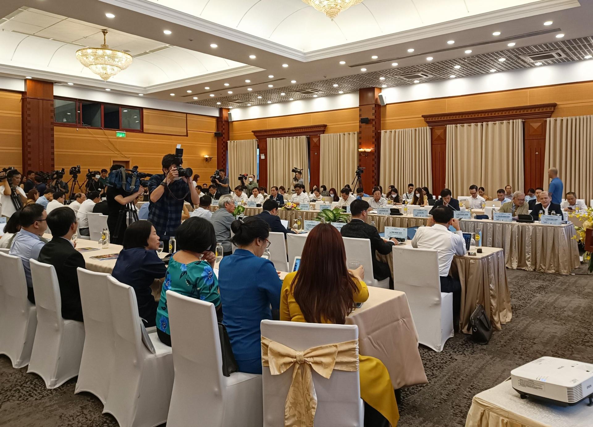 khu-vuc-doanh-nghiep-tuy-dong-ve-so-luong-nhung-con-nhieu-han-che-20221118010521-132.jpg