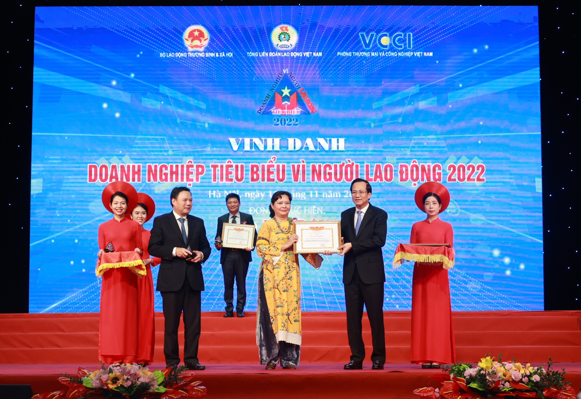 giai-doanh-nghiep-tieu-bieu-vi-nguoi-lao-dong-ve-tay-doanh-nghiep-fdi-nganh-hang-fmcg-20221118141916.jpg?rt=20221118142106