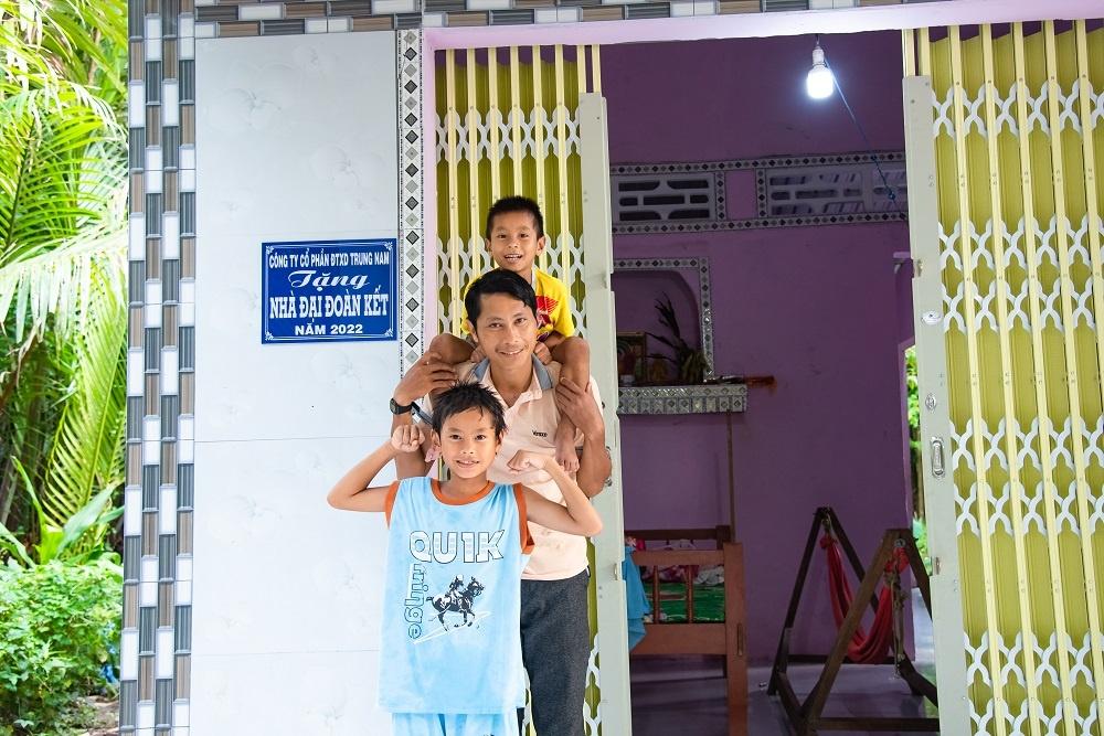 niem-vui-nhan-doi-voi-ba-con-ngheo-tinh-vinh-long-nhan-dip-ky-niem-100-nam-ngay-sinh-co-thu-tuong-vo-van-kiet-20221121184222-5586.jpg