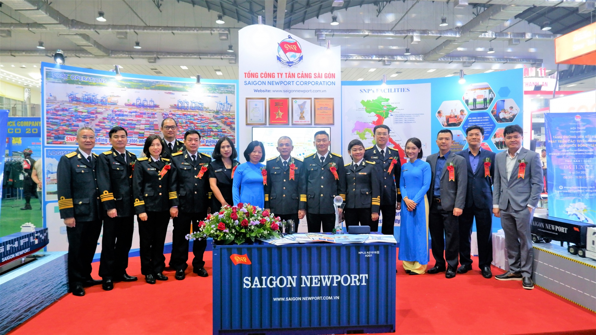 hoi-cho-trien-lam-chao-mung-nam-doan-ket-huu-nghi-viet-nam-lao-2022-20221104100135.jpg?rt=20221104100804