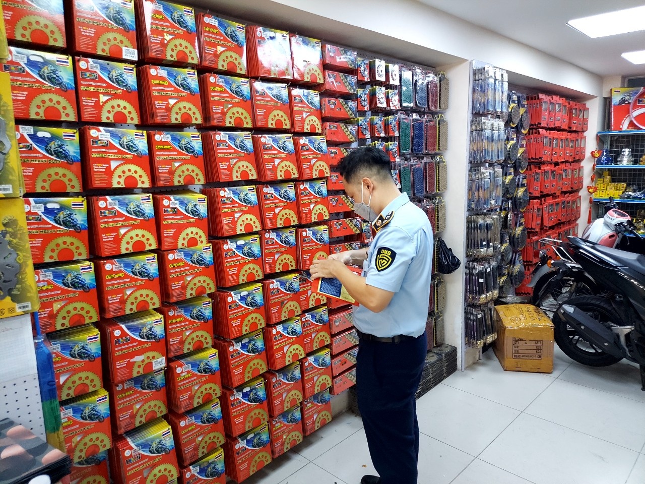 phat-hien-hang-chuc-nghin-san-pham-gia-mao-tai-cho-phu-tung-xe-may-lon-nhat-phia-nam-20221221162858.jpg?rt=20221221162931