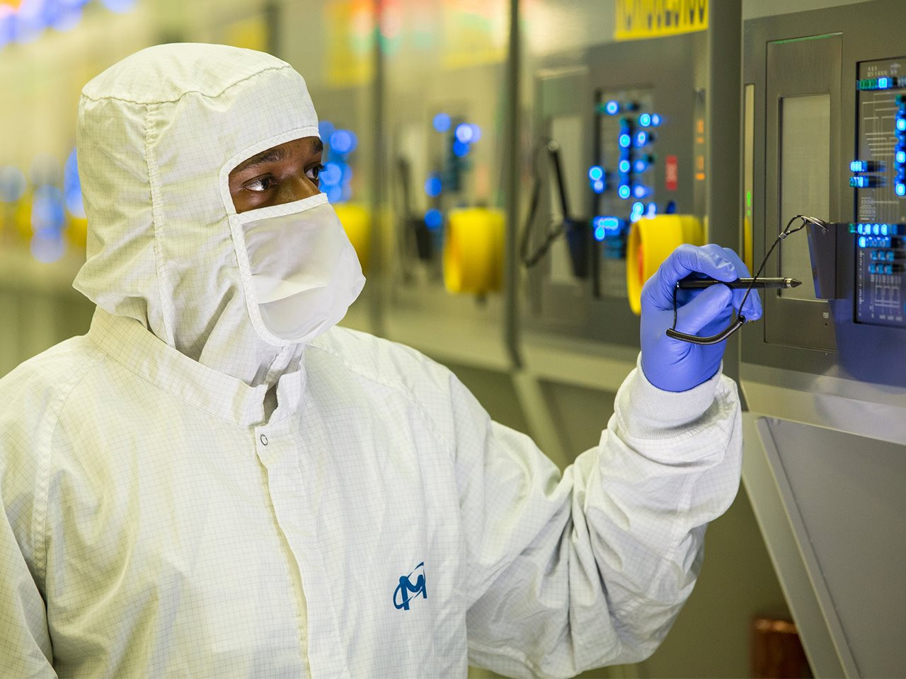 micron-worker-324.jpg