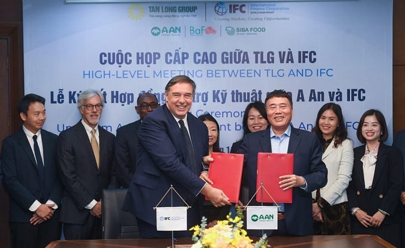 Phó Chủ tịch Khu vực Châu Á - Thái Bình Dương của IFC Riccardo Puliti (bên trái) và Ông Trương Sỹ Bá - Chủ tịch Tập đoàn Tân Long ký thỏa thuận hợp t