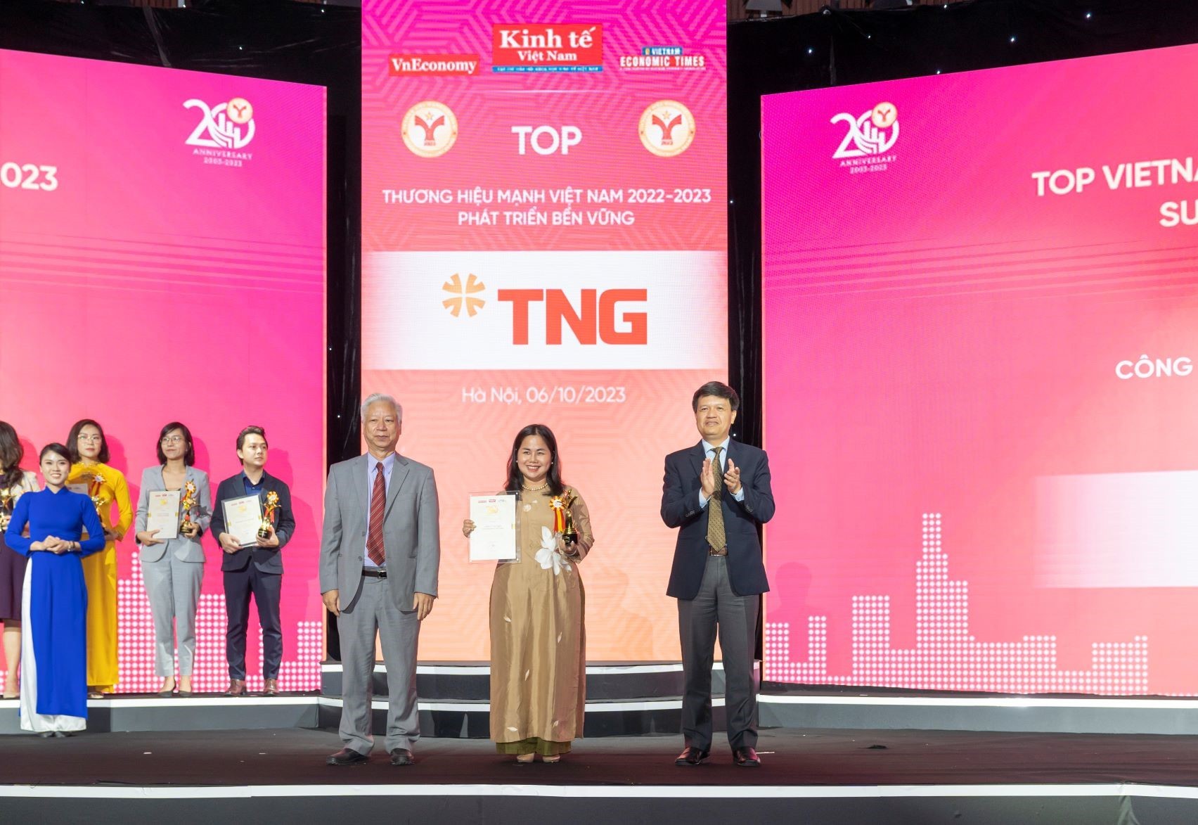 Đại diện TNG Holdings Vietnam nhận giải Thương hiệu mạnh 2022 - 2023.