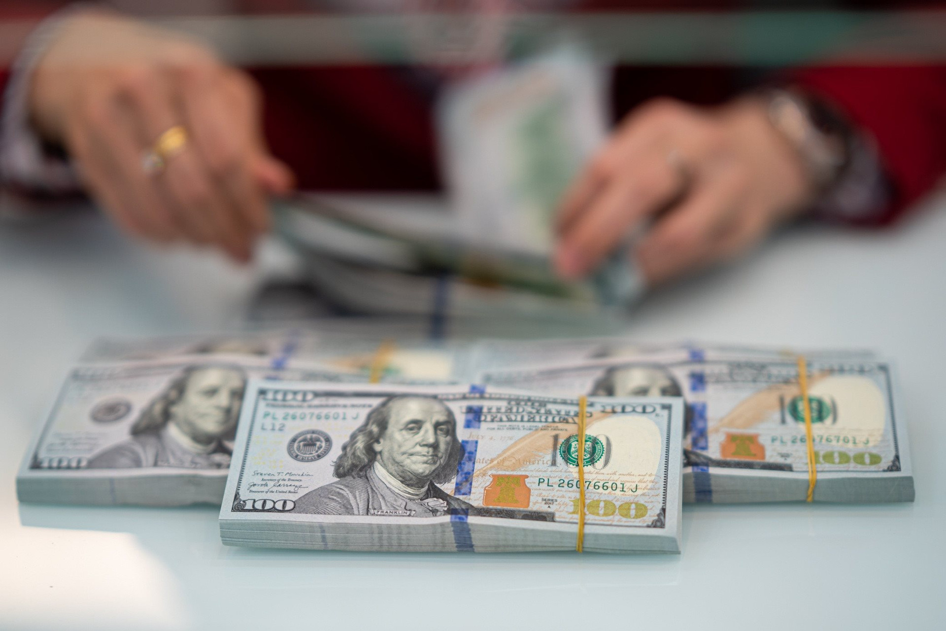 Ngân hàng tăng mạnh giá đồng USD.