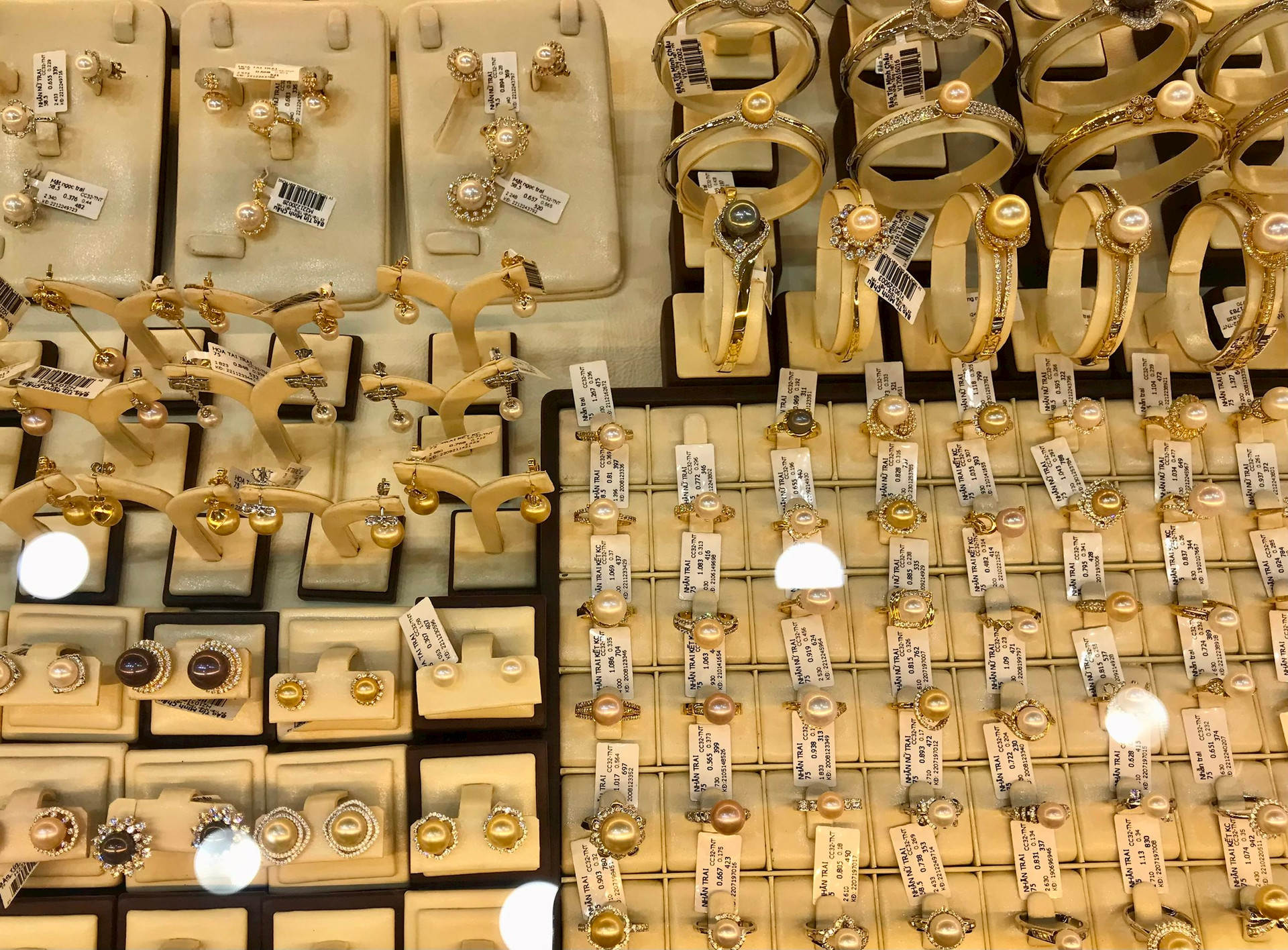 Giá vàng thế giới vượt ngưỡng 2.000 USD/ounce.