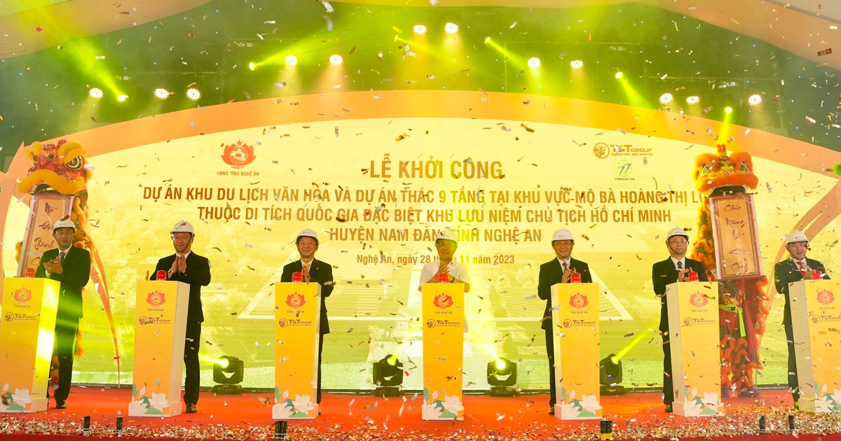 Các đại biểu thực hiện nghi lễ khởi công dự án Khu du lịch văn hoá và dự án Thác 9 tầng tại Khu vực mộ bà Hoàng Thị Loan, thuộc Khu di tích quốc gia đặc biệt Khu lưu niệm Chủ tịch Hồ Chí Minh, huyện Nam Đàn, Nghệ An.