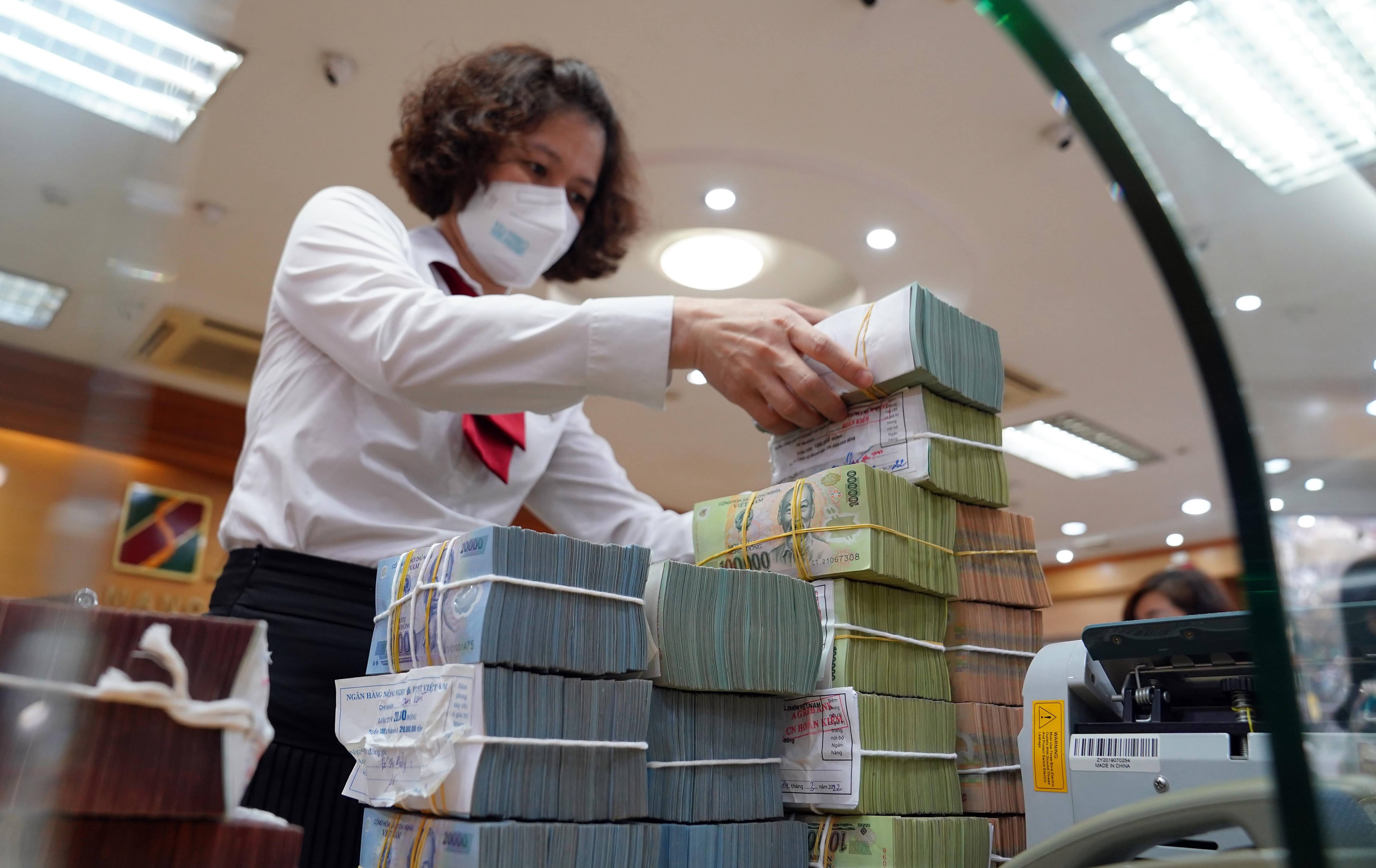 Đến cuối tháng 10, tăng trưởng tín dụng mới đạt 7,4% so với đầu năm.