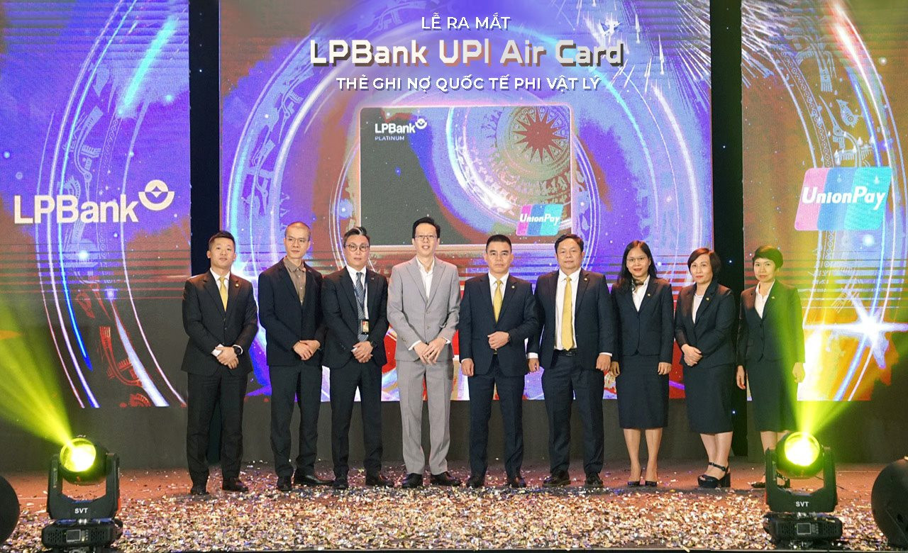 Đại diện Ban Lãnh đạo Union Pay và LPBank chụp ảnh lưu niệm.