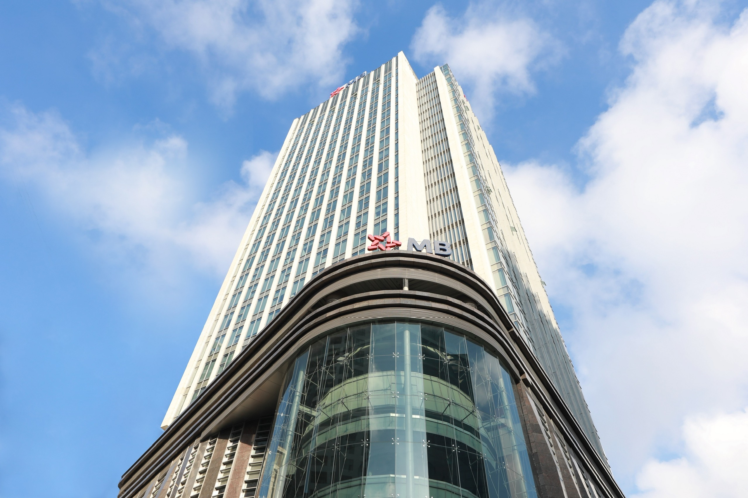 Fitch Ratings vừa nâng Xếp hạng tín nhiệm nhà phát hành nợ dài hạn (IDR) từ mức 'BB-' lên 'BB' đối với MB.
