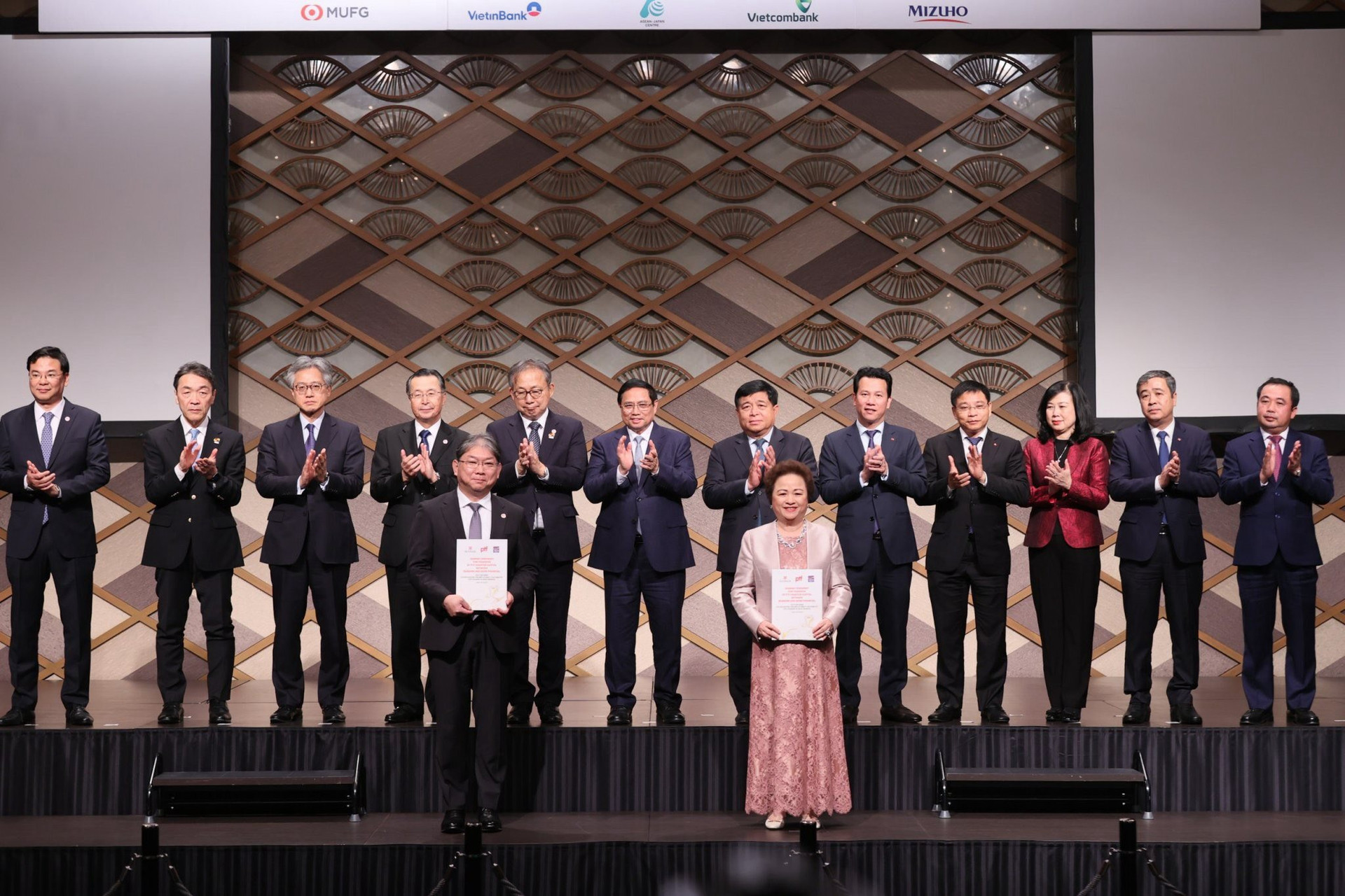 seabank-va-aeon-financial-ky-va-trao-hop-dong-chuyen-nhuong-gop-von-tai-ptf-3956.jpg