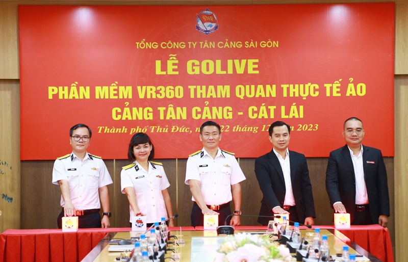 Các đại biểu thực hiện nghi thức phát lệnh Go-live phần mềm thực tế ảo VR360 cảng Tân Cảng Cát Lái