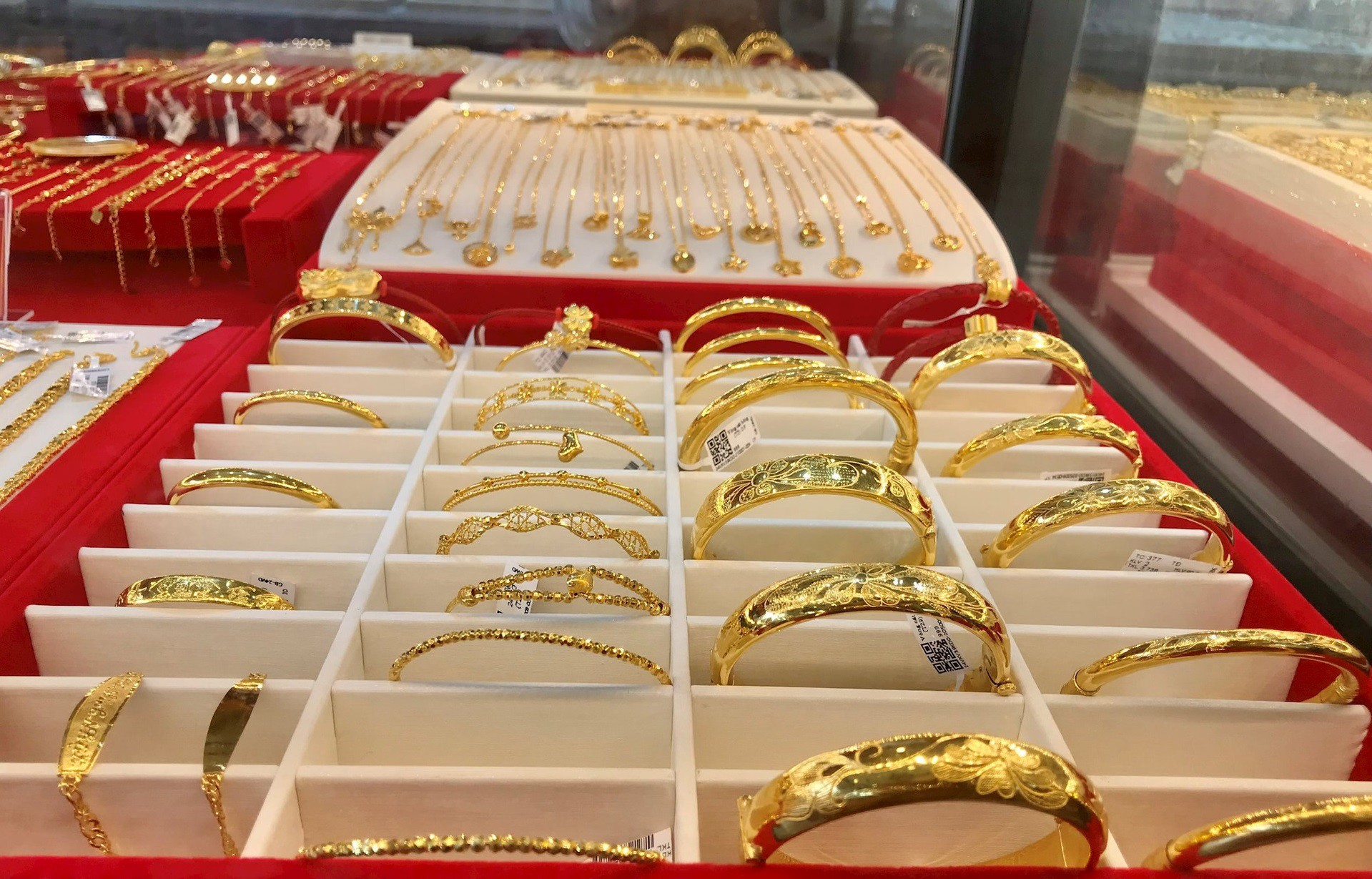 Giá vàng SJC tiếp tục đi lên theo đà thế giới.