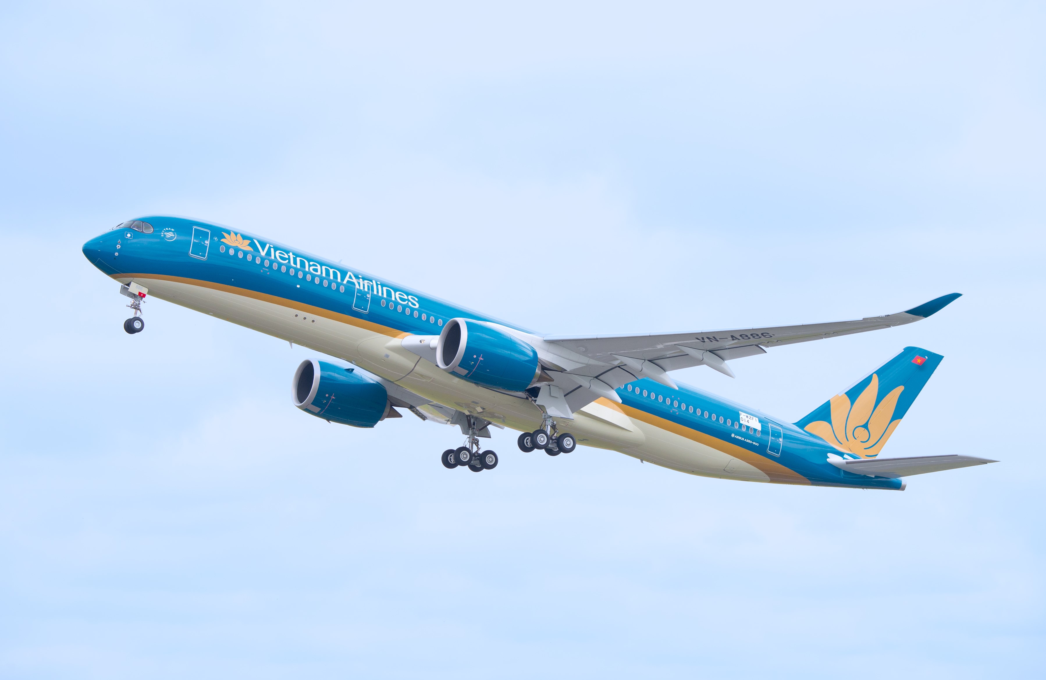 Doanh thu hợp nhất cả năm 2022 của Vietnam Airlines đạt 71.701 tỷ đồng, cao hơn 20% so với kế hoạch mà đại hội cổ đông đề ra và gấp 2,5 lần kết quả năm 2021.
