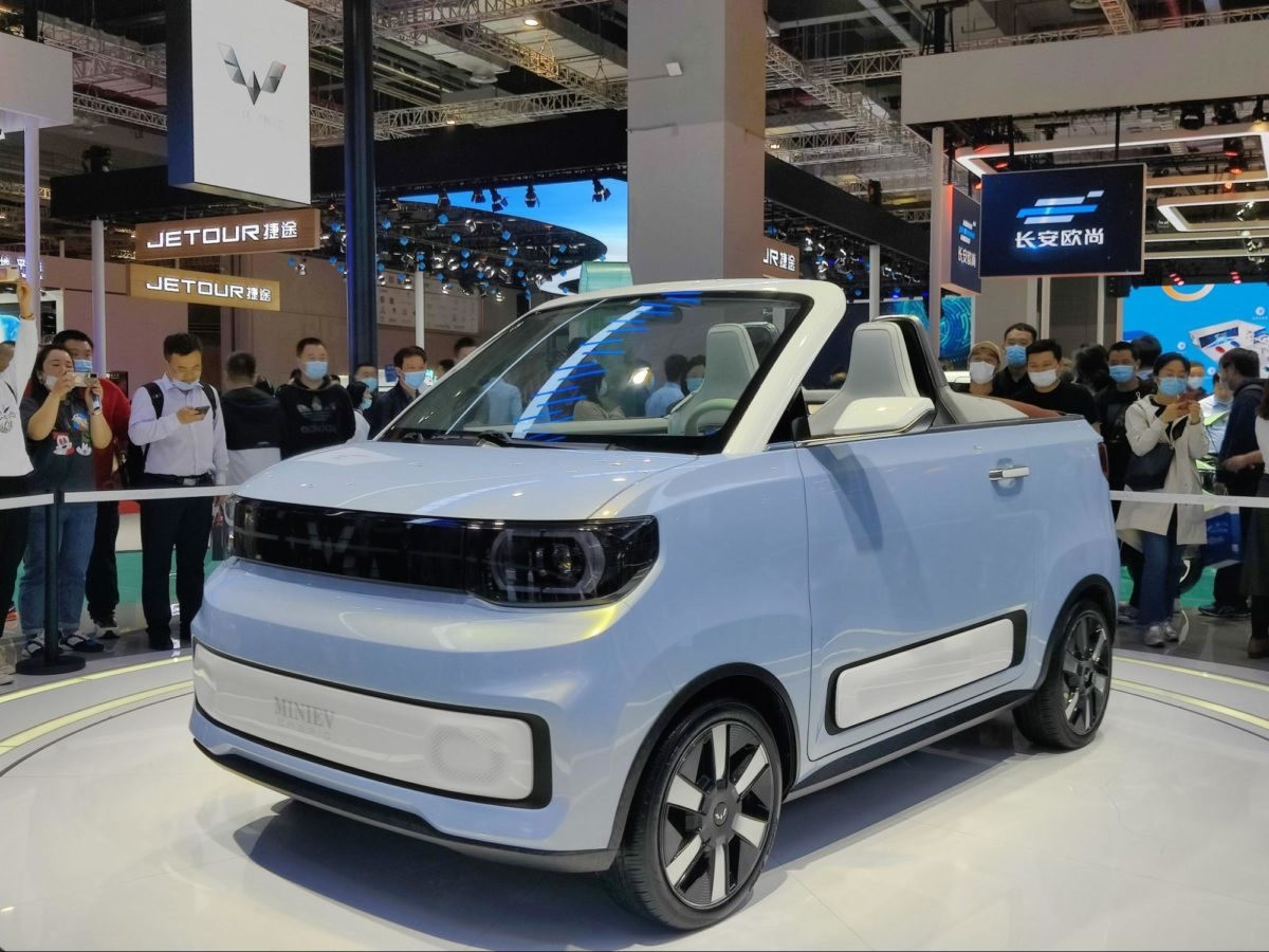 a-convertible-concept-version-of-the-wuling-hongguang-the-mini-ev-cabrio-at-the-2021-shanghai-auto-show-1200x900-2813.jpg
