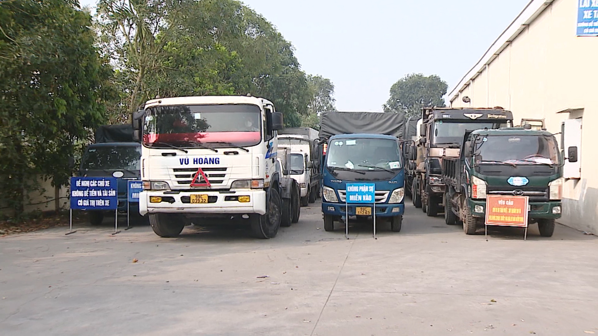 Nhiều xe tải phải nằm chờ nhiều ngày để đăng kiểm