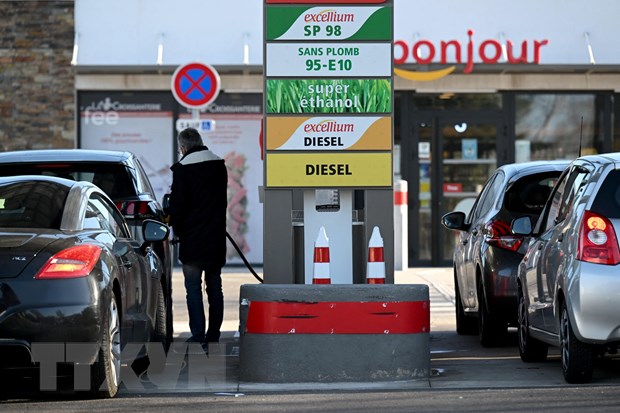Bơm xăng cho các phương tiện tại trạm xăng ở Marseille, Pháp. Ảnh: AFP/TTXVN