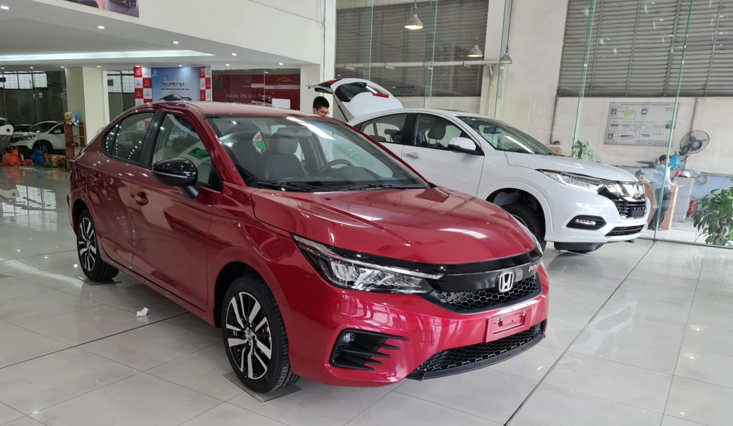 Các hãng xe tung khuyến mại để hút người mua đầu năm 2023