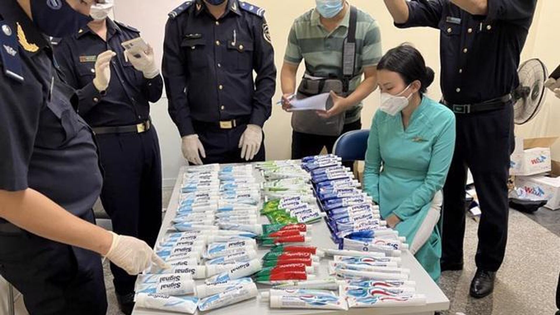 Một lượng lớn ma túy được ngụy trang, giấu trong hành lý của các tiếp viên hàng không bị lực lượng chức năng phát hiện.
