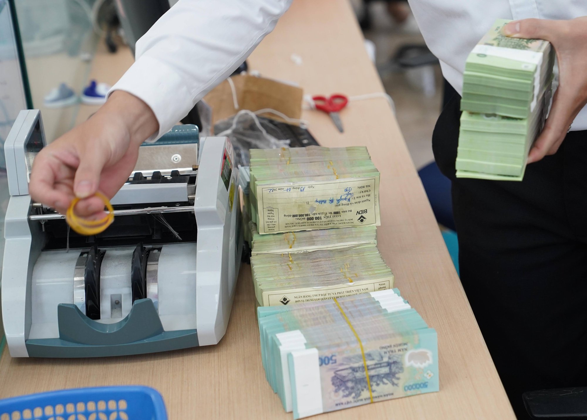 Chênh lệch giữa lãi suất VND và USD đảo chiều sang trạng thái âm. Hình minh họa, nguồn: Internet.