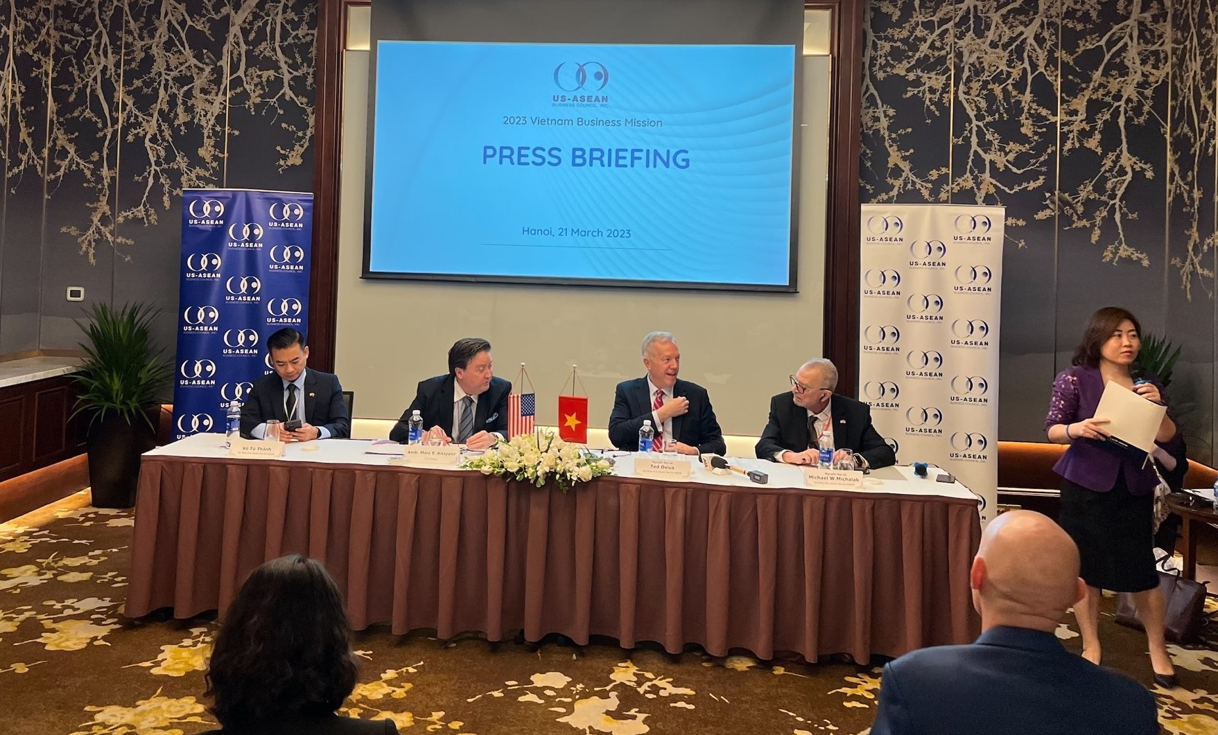 Hội đồng Kinh doanh Hoa Kỳ - ASEAN (USABC) họp báo thông tin về chuyến thăm của phái đoàn doanh nghiệp Hoa Kỳ đến Việt Nam.