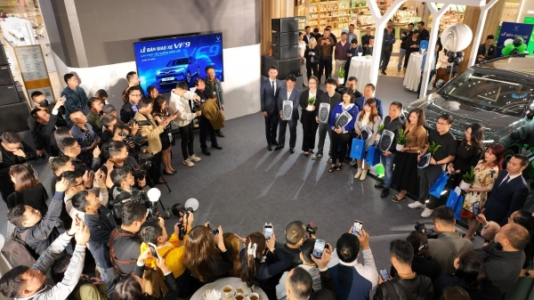 Khách hàng nhận xe