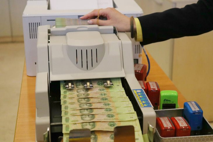 Ngay sau khi Ngân hàng Nhà nước hạ lãi suất điều hành, nhiều ngân hàng thương mại đồng loạt giảm lãi suất huy động