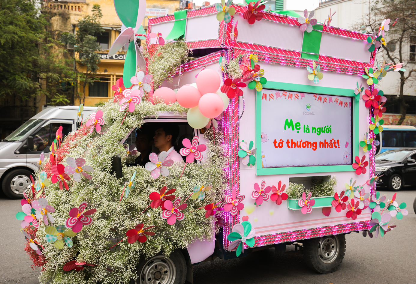 Chiếc xe mang những chiếc chong chóng giúp mẹ con chị Ngọc gần gũi với nhau hơn