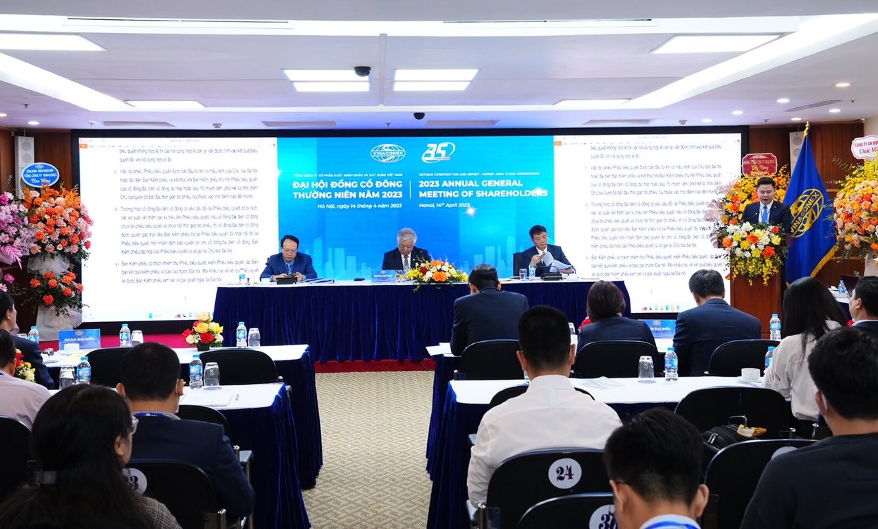 Ban lãnh đạo Vinaconex trả lời cổ đông tại ĐHĐCĐ thường niên 2023 sáng 14/4.