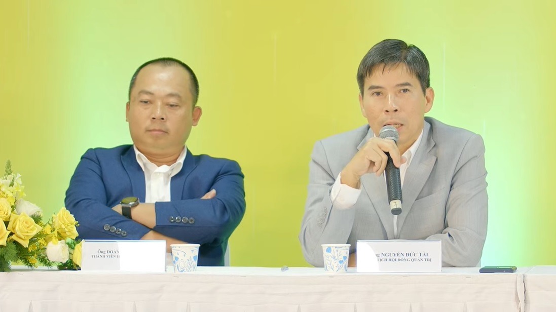 Ông Nguyễn Đức Tài trả lời cổ đông tại đại hội chiều 8/4