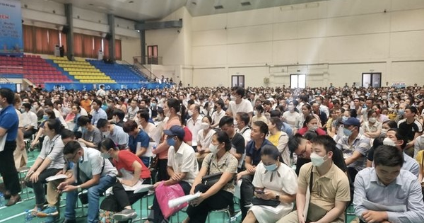 Hơn 1.000 người ngồi đợi bốc thăm mua nhà ở xã hội.