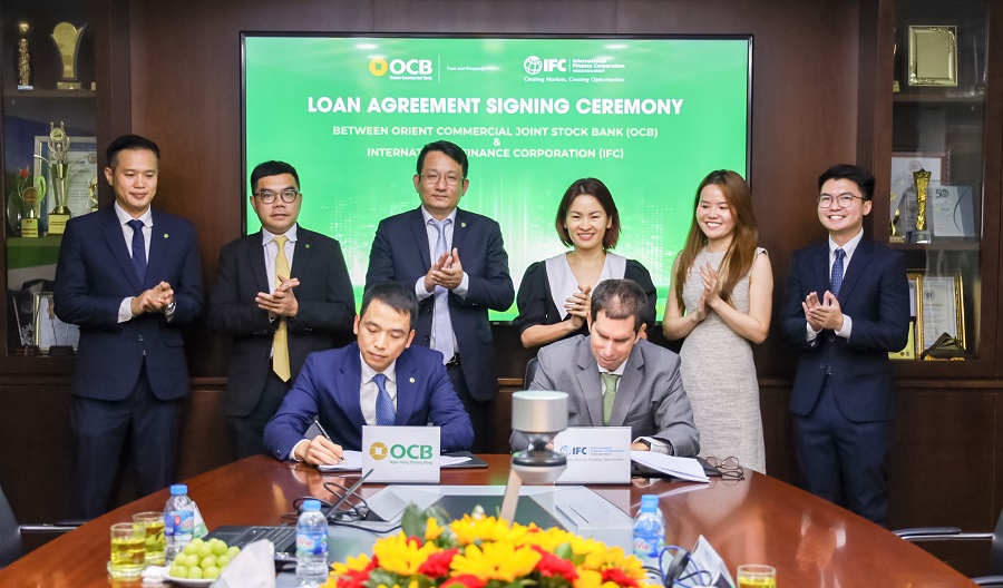 Đại diện lãnh đạo OCB và IFC tiến hành ký kết hợp đồng khoản vay