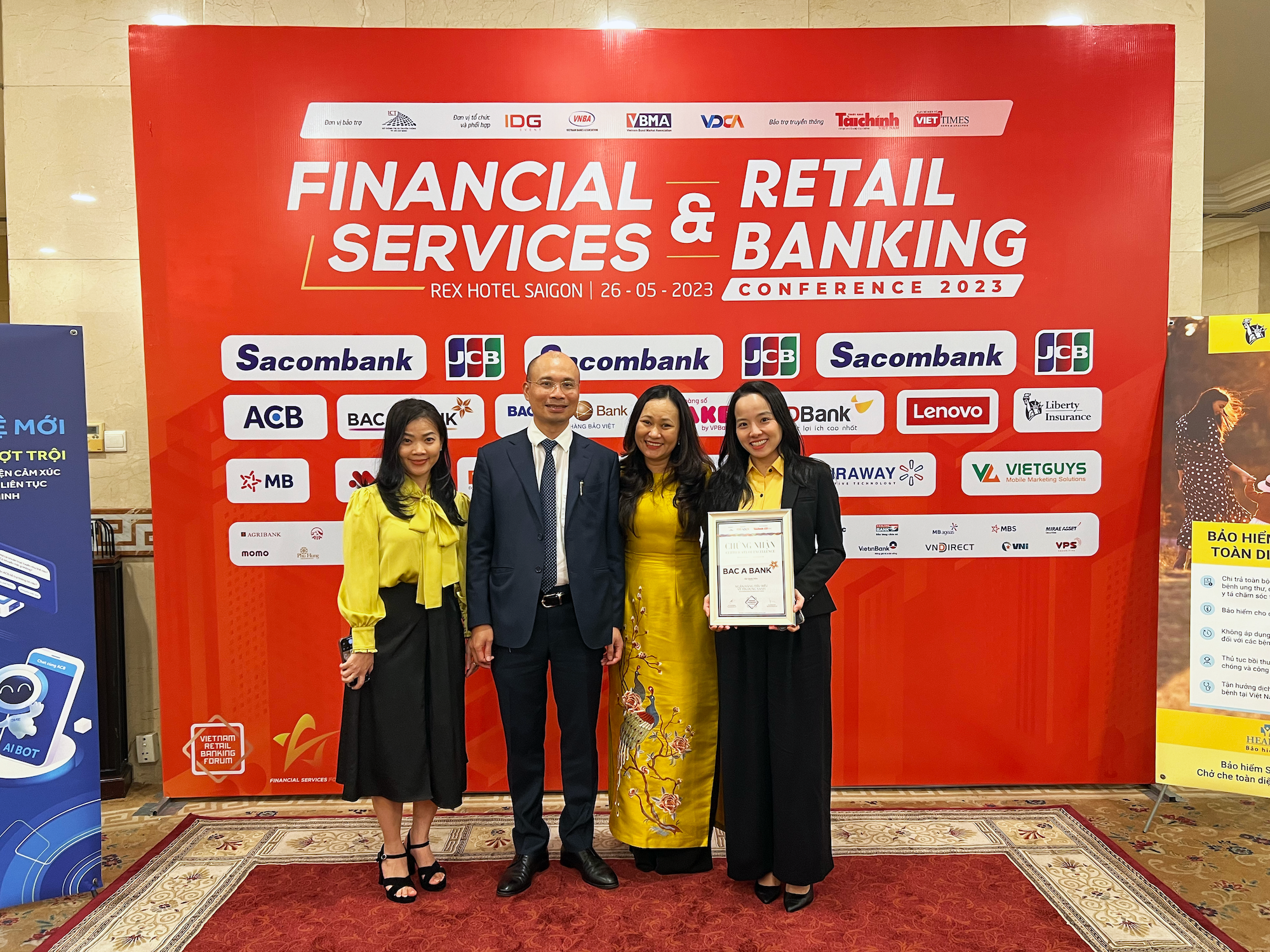 3dai-dien-ban-dieu-hanh-bac-a-bank-cung-giam-doc-cac-cn-tai-tphcm-chung-vui-3560.png