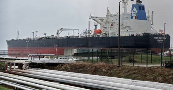 Nga: "Phương Tây vẫn tích cực mua dầu khí của chúng tôi"