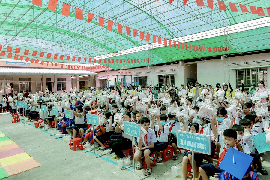 01-cac-em-hoc-sinh-tai-truong-tieu-hoc-thanh-phuoc-tinh-long-an-nhan-dung-cu-hoc-tap-trong-le-tong-ket-nam-hoc-6360.jpg