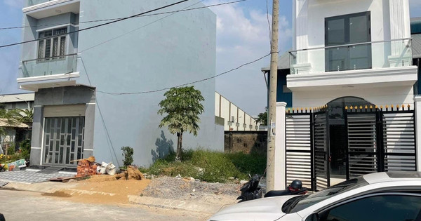 Nỗi khổ của chủ đất nền: "Tôi phải chờ cho người ta bán hết hàng rẻ đã, may ra mới bán được của mình"