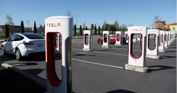 Thêm một đối thủ được sử dụng hệ thống sạc nhanh của Tesla, ngành công nghiệp xe điện chuẩn bị đón bước ngoặt lớn