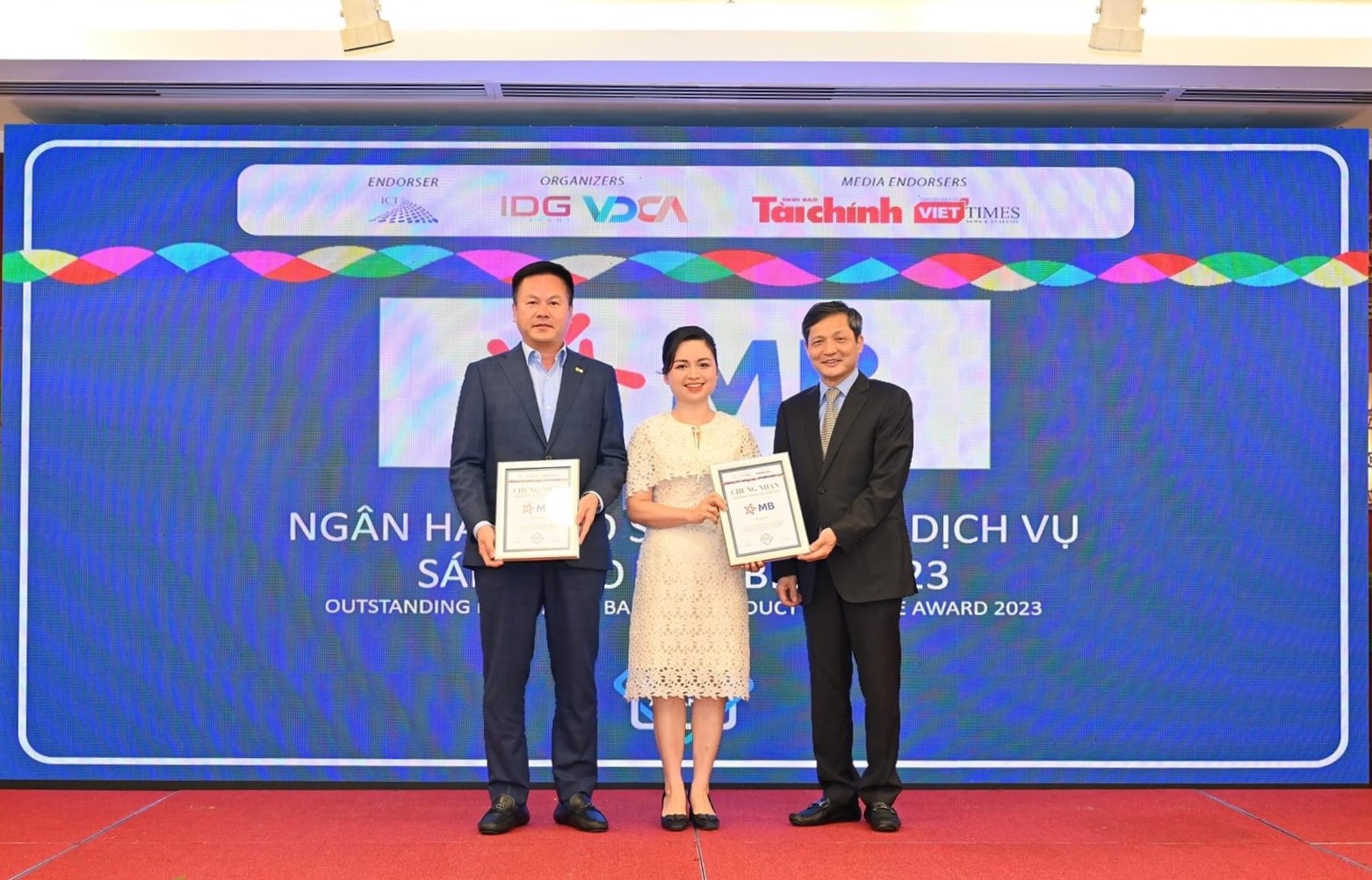 nhan-giai-thuong-idg-biz-mbbank-3549.jpg