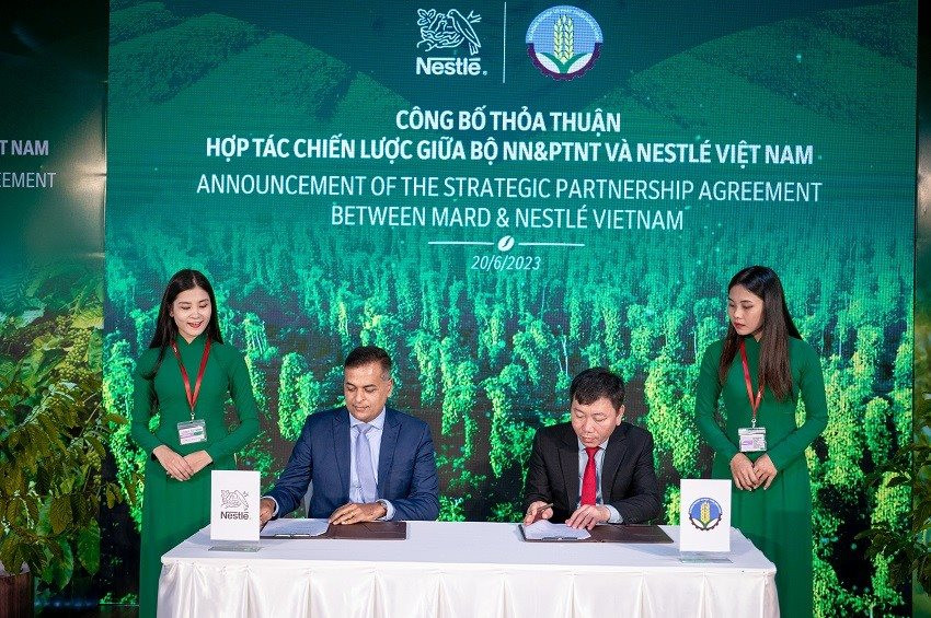 ong-nguyen-do-anh-tuan-vu-truong-vu-hop-tac-quoc-te-bo-nn-ptnt-ben-phai-va-ong-binu-jacob-tong-giam-doc-nestle-viet-nam-tai-le-ky-ket-bien-ban-ghi-nho-hop-tac-vao-ngay-20-06-1498-1671.jpg