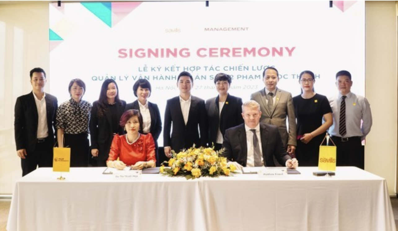 Bà Dư Thị Thanh Nga, Tổng Giám đốc T&T Management và ông Matthew Powell, Giám đốc Savills Hà Nội ký kết hợp tác chiến lược với sự chứng kiến của đại diện lãnh đạo hai doanh nghiệp.
