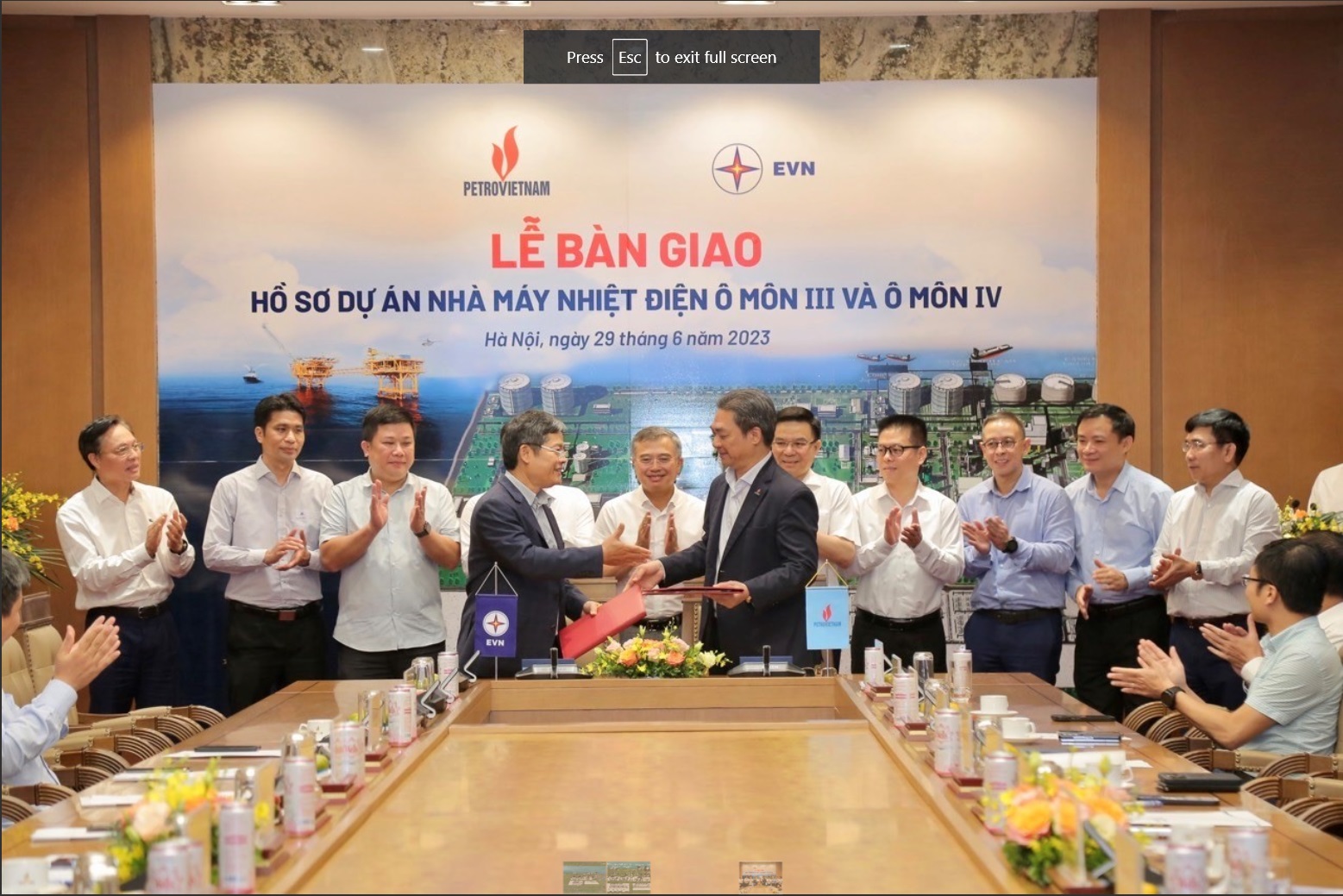 Đại diện EVN và Petrovietnam ký kết Biên bản bàn giao.