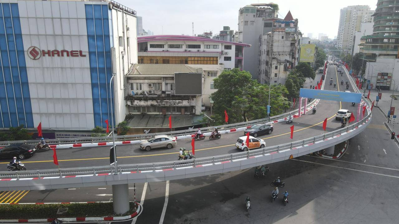 Cầu vượt có kết cấu dầm hộp thép liên hợp bản bê tông cốt thép, chiều cao 1,2m, rộng 9m. Ảnh: Bộ GTVT