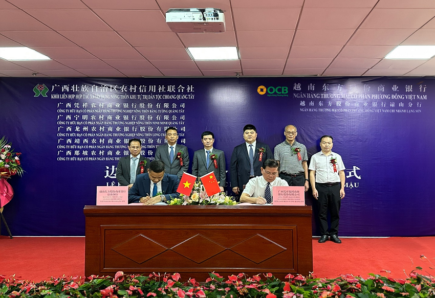Ông Phạm Bình Hùng, Giám đốc OCB – Chi nhánh Lạng Sơn thực hiện ký kết hợp đồng hợp tác thanh toán biên mậu với các Chi nhánh thuộc Khối liên hợp hợp tác xã tín dụng nông thôn khu tự trị dân tộc Choang Quảng Tây.
