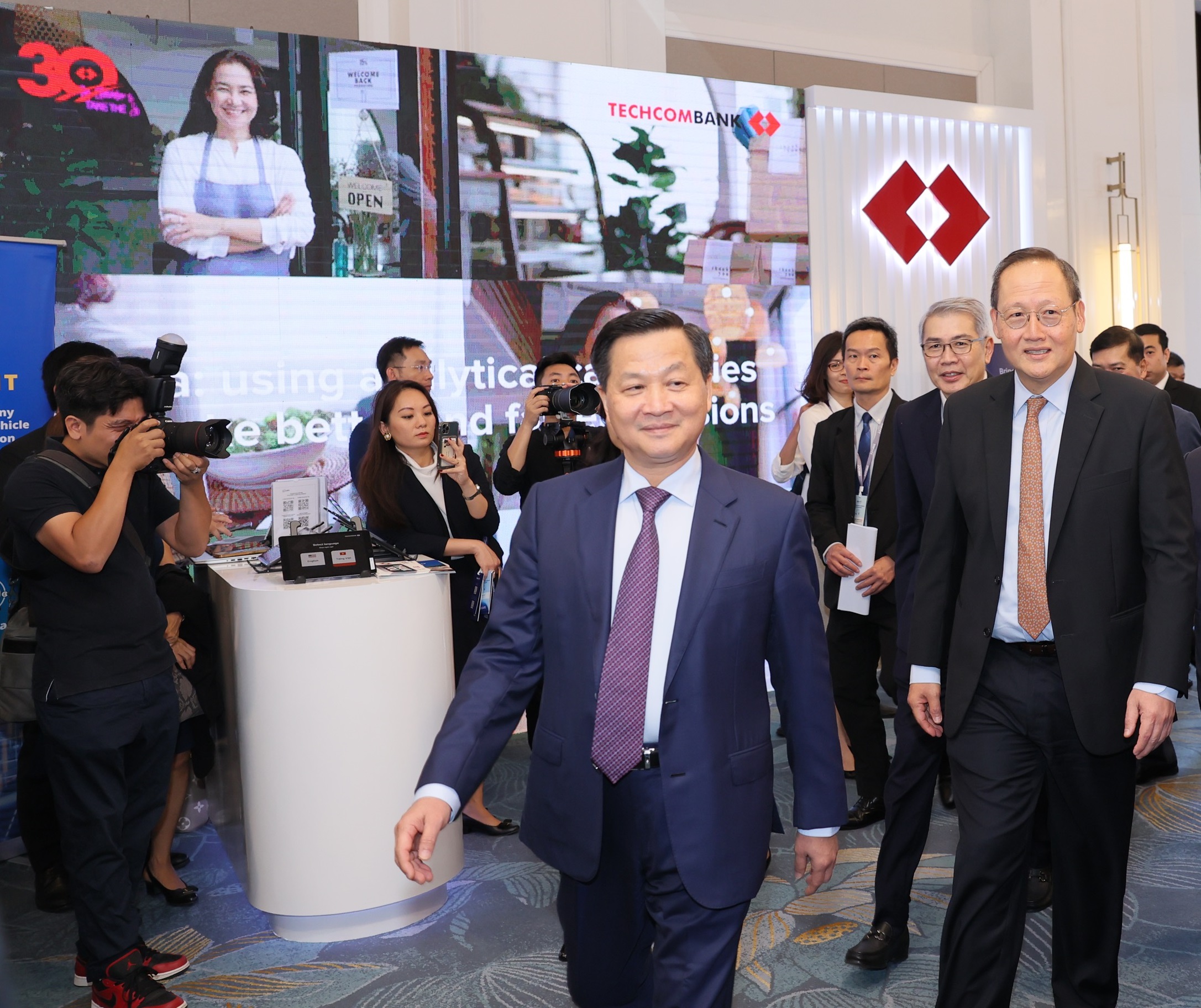 phai-doan-sbf-tham-quan-gian-hang-tcb-2-4695.jpg