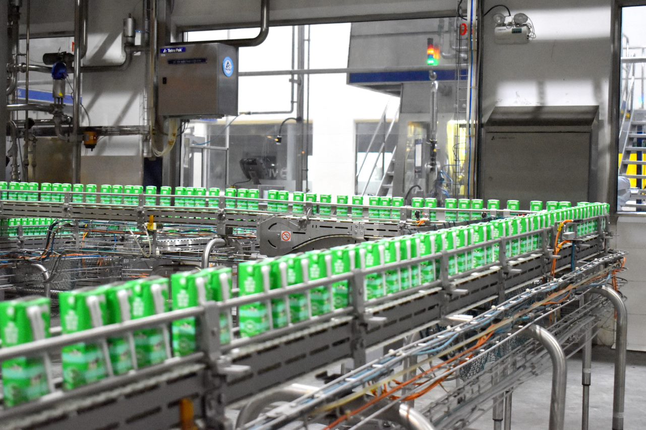 Dây chuyền sản phẩm sữa tươi 100% 180ml (bao bì màu xanh lá) tại siêu Nhà máy Sữa Việt Nam của Vinamilk tại Bình Dương.