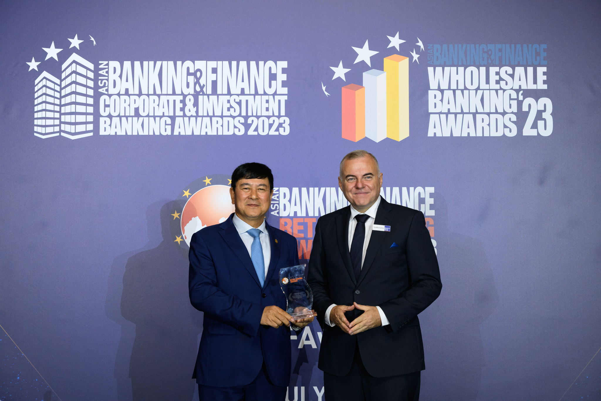 Ông Tim Charlton, Tổng Biên tập ABF trao giải cho ông Trần Hoài Nam, Phó Tổng giám đốc HDBank.